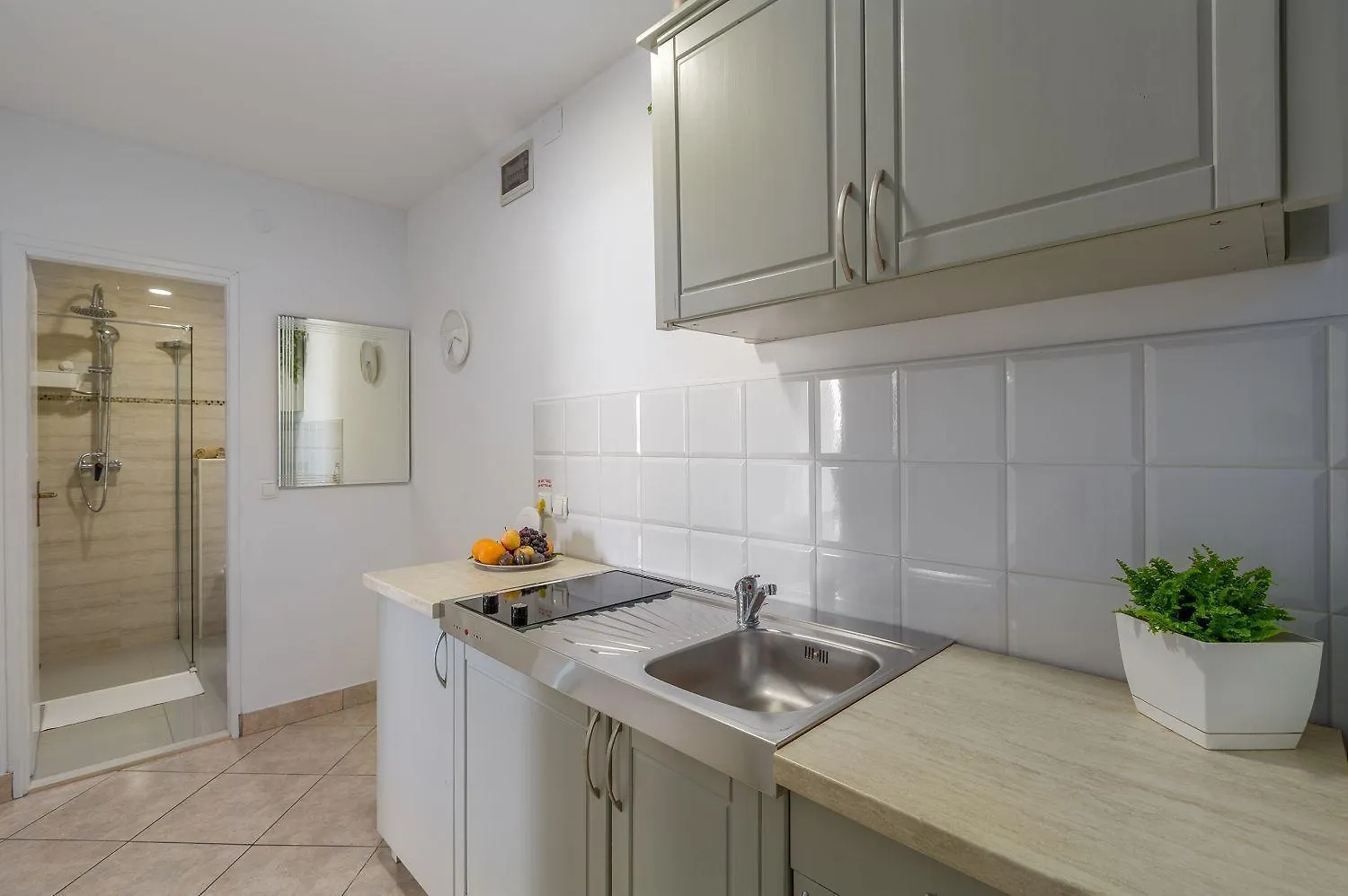 Idyllisches Apartment Nur 600 Meter Zum Strand Mit Privater Terrasse, Wifi, Parkplatz Porec