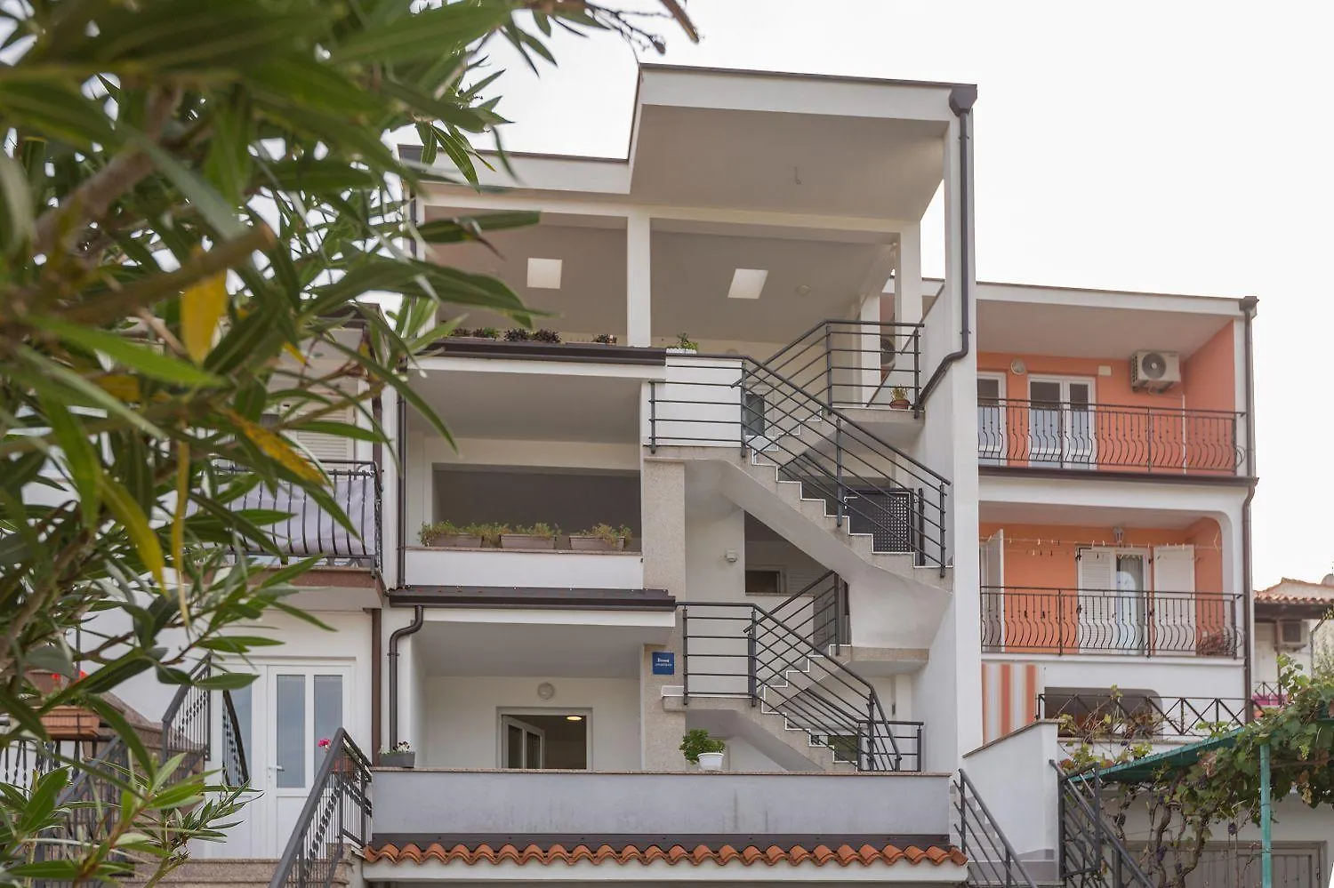 Idyllisches Apartment Nur 600 Meter Zum Strand Mit Privater Terrasse, Wifi, Parkplatz Poreč